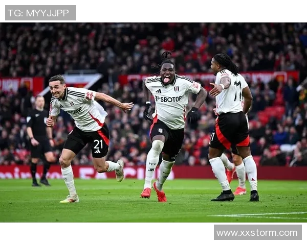 足总杯激战曼联与多特蒙德0比0平局绝杀瞬间引发全场热烈反响 足总杯激战曼联与多特蒙德0比0平局绝杀瞬间引发全场热烈反响